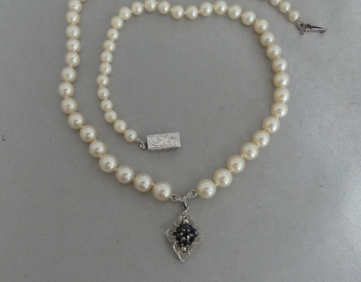 Null 秋季Akoya珍珠项链，从7.3毫米到4.6毫米，饰有中心图案，白金75千分之一，形状为菱形，由蓝宝石花装饰，金属扣。 项链的长度为45.5厘米 - &hellip;