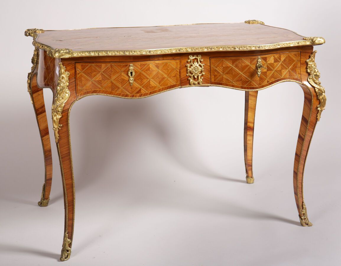 Null 四面有十字架的女式平面书桌 - 腰部有两个抽屉，靠在凸脚上 - 丰富的鎏金铜装饰 - 路易十五风格，20世纪 - 75 x 105 x 65厘米