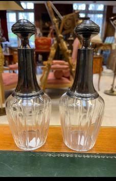 Null Coppia di decanter per liquori in cristallo molato con montatura in argento&hellip;