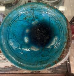 Null 蓝色釉陶盘，玻璃下的几何装饰。