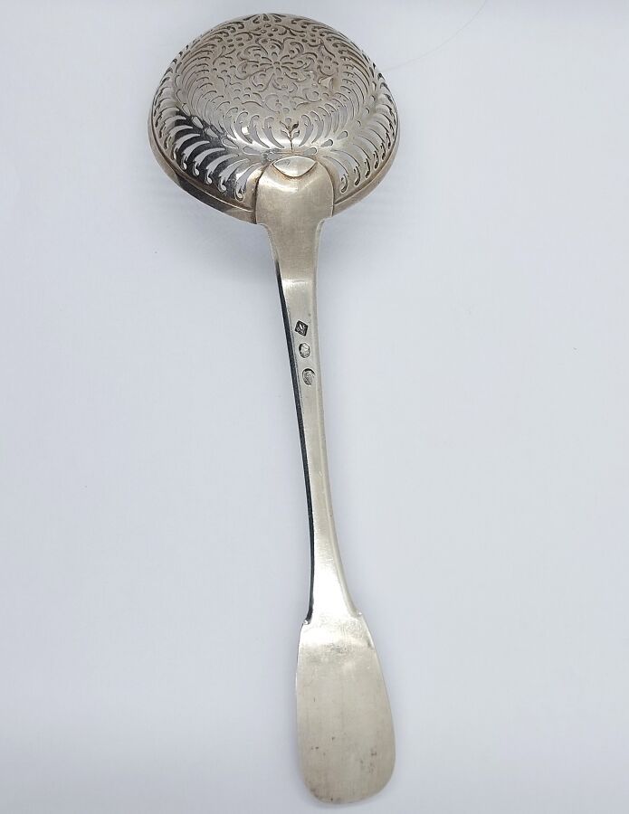 Null A40 Una espumadera de plata, la cuchara calada de una roseta, ceñida de pal&hellip;