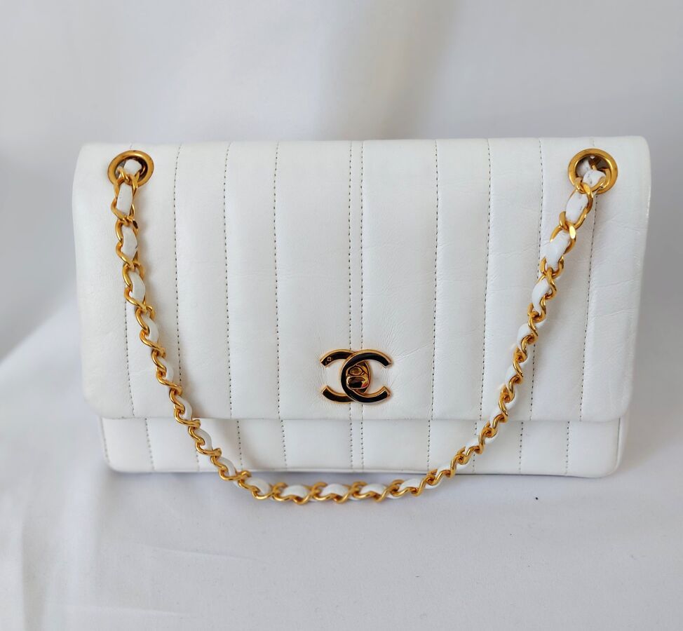 Null CHANEL, vintage, white lambskin overstitched leather flap BAG, gold-plated &hellip;