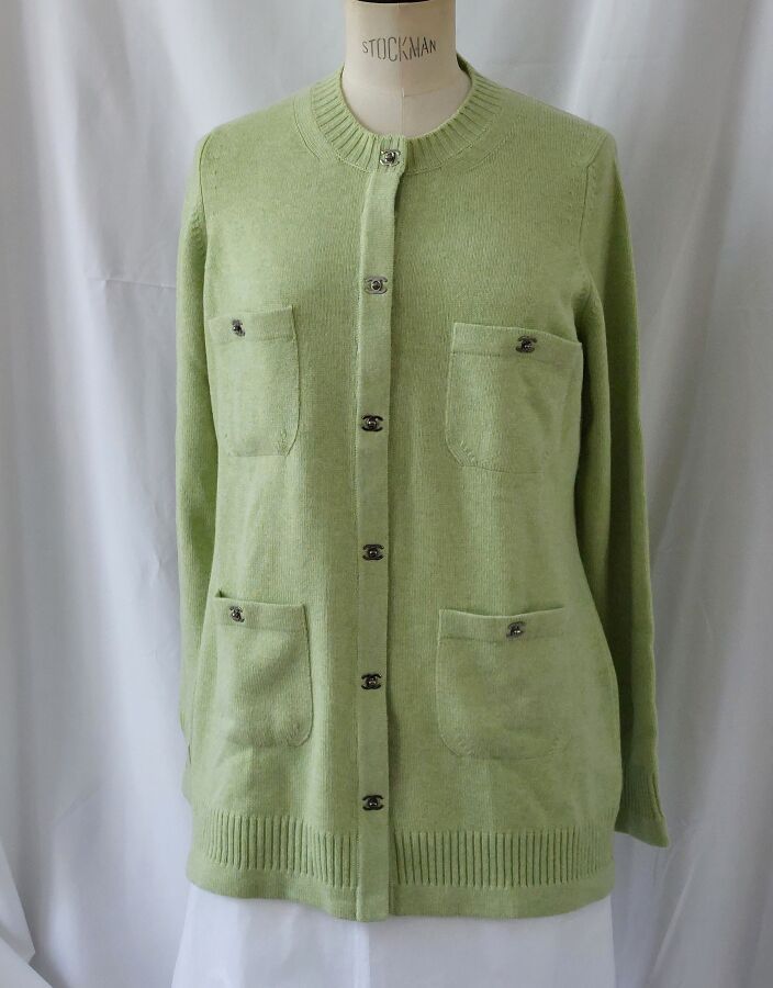 Null CHANEL printemps 2005 - CARDIGAN long en cashmere vert pâle, à quatre poche&hellip;