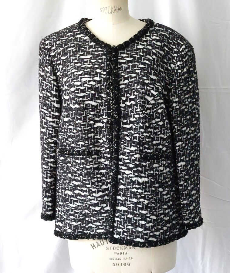 Null CHANEL - VESTE longue en tweed en laine et polyester, noir et blanc, gansée&hellip;