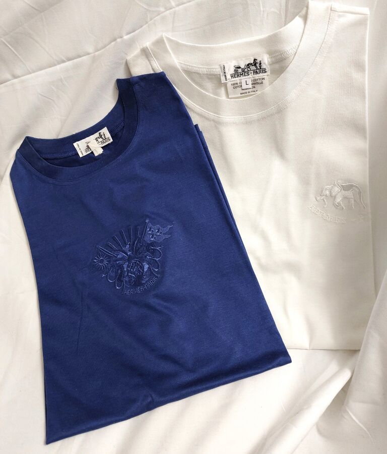 Null 巴黎爱马仕，两件棉质 TEE-SHIRTS，L 码，一件海军蓝，有国旗装饰，完好无损，另一件白色，绣有大象，崭新如初。