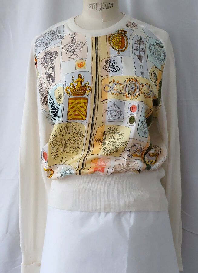 Null 巴黎爱马仕 - 白色纯棉针织拉链，丝质正面印有字母图案和盾徽，46 码，领口和肩部有污渍，已使用。