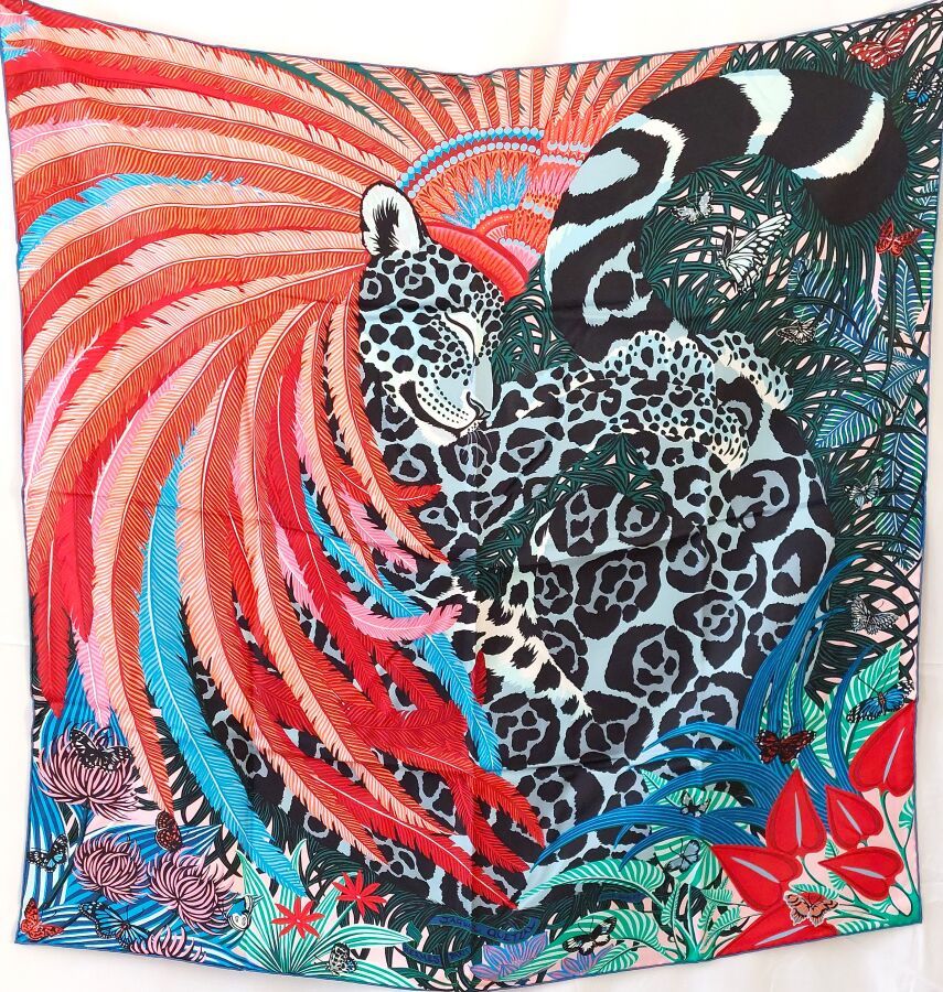 Null HERMÈS PARIS, CARRÉ en soie imprimé d'un jaguar lové dans un décor tropical&hellip;