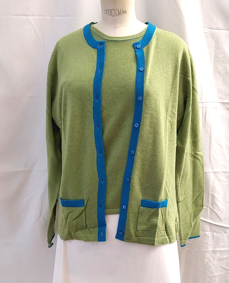 Null ESPACE CASHMERE - 开士米羊绒套装，包括一件绿色短袖套衫（XL 码）和一件配套的卡其绒大衣（XXL 码），饰有绿松石条纹。