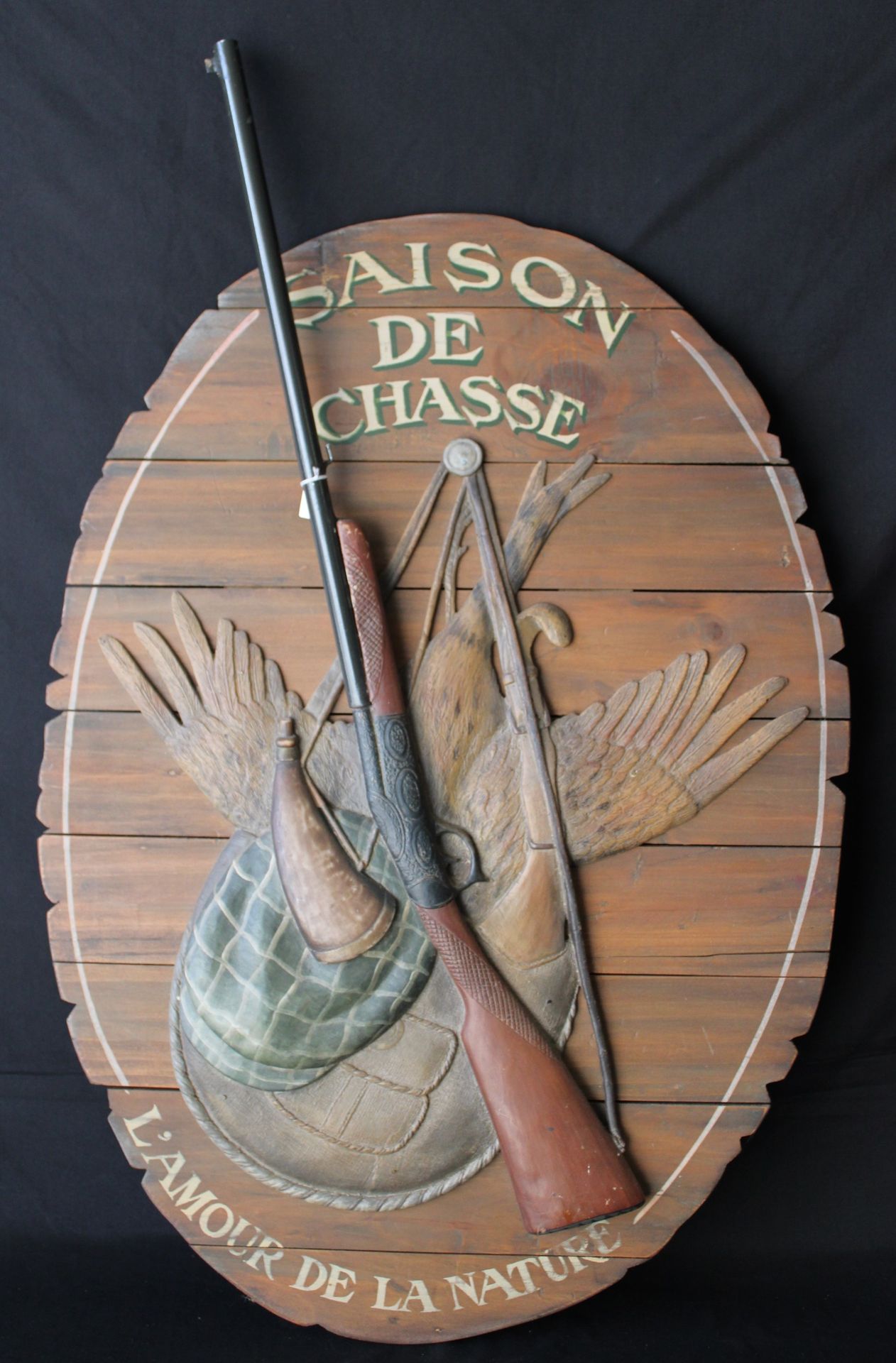 Null Tableau ovale "COUNTRY CORNER" en bois en relief, polychrome avec carabine &hellip;