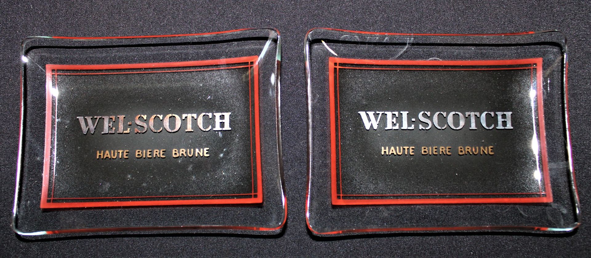 Null 两个长方形烟灰缸，"WELSCOTCH HAUTE BIERE BRUNE"，灰色玻璃，红色和金色镶边