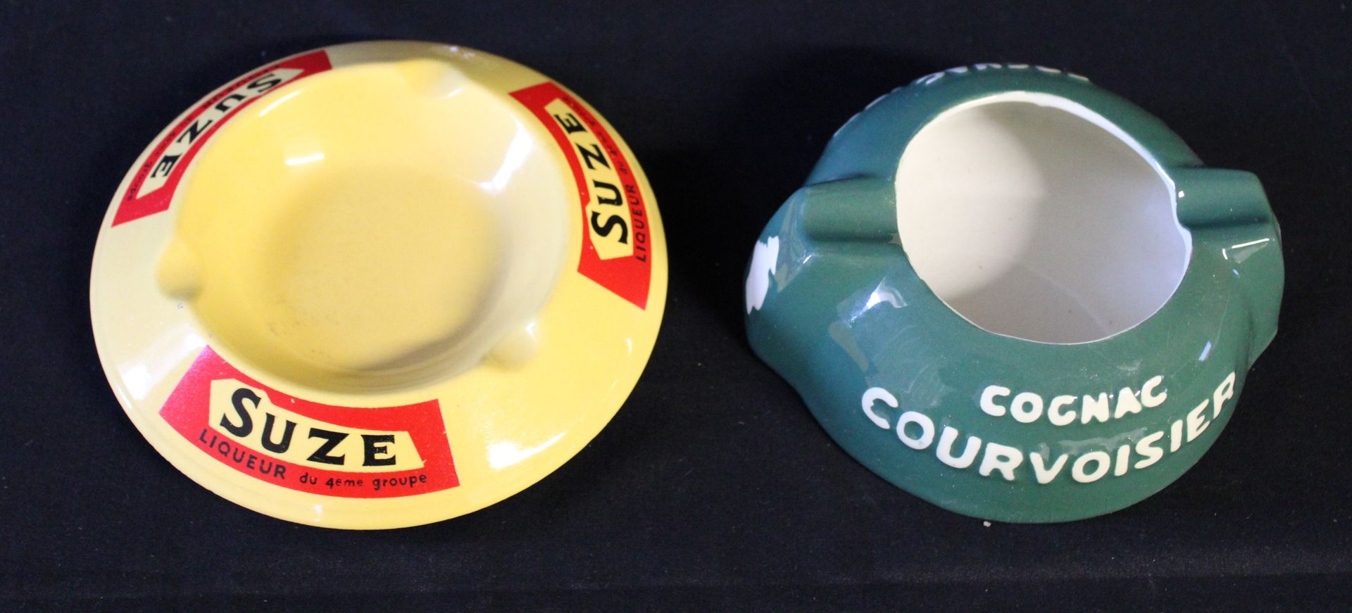 Null 两个烟灰缸："COGNAC COURVOISIER "13x11和 "SUZE "D14， Orchies瓷器