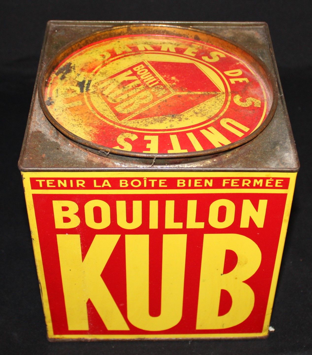 Null 立方箱 "BOUILLON KUB 162 bars of 5 units"，铁质，有凹痕，圆形盖子，18厘米，磨损