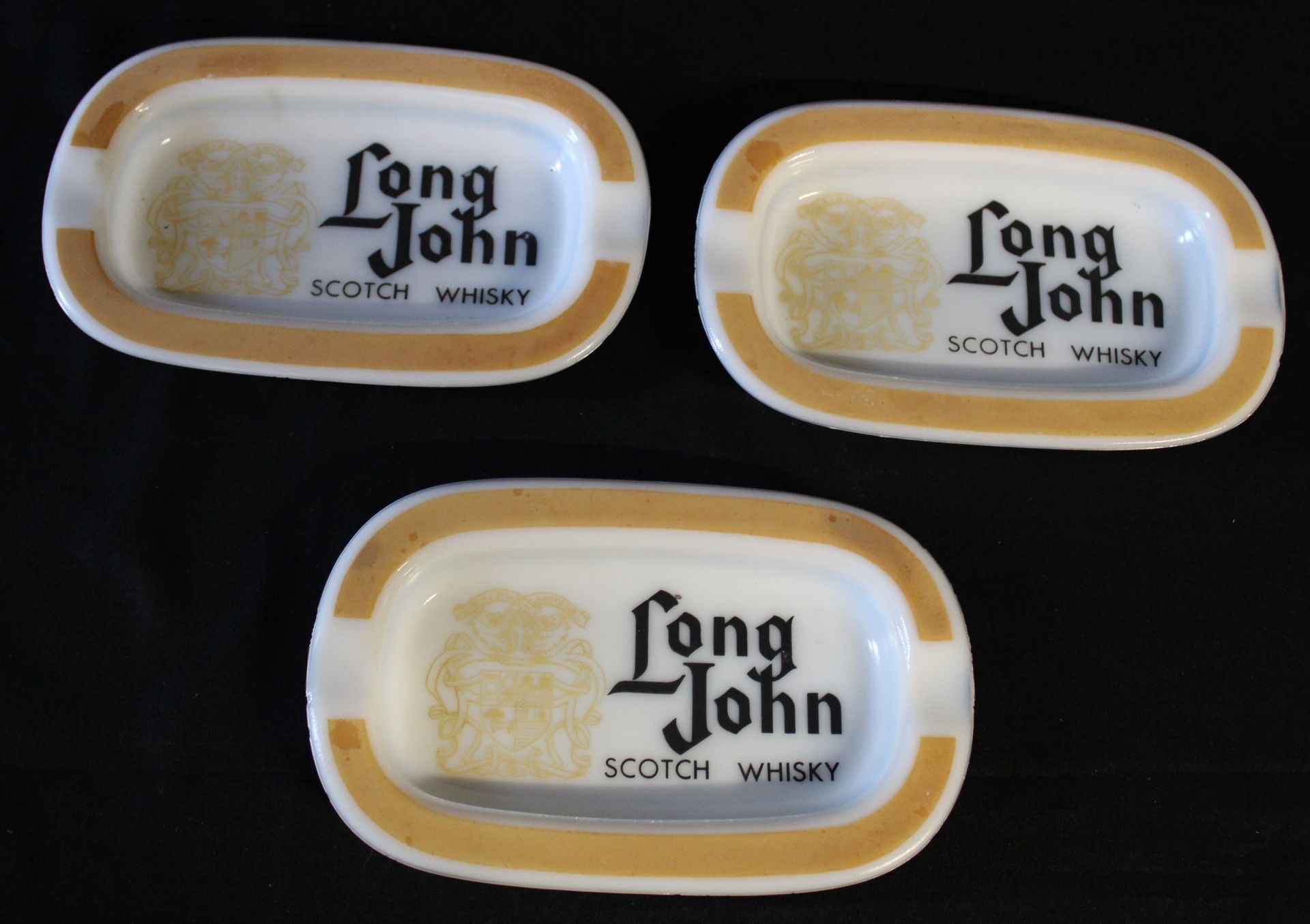Null Drei ovale Aschenbecher "LONG JOHN SCOTCH WHISKY", aus MAGNIER-Glas, 14,5x9