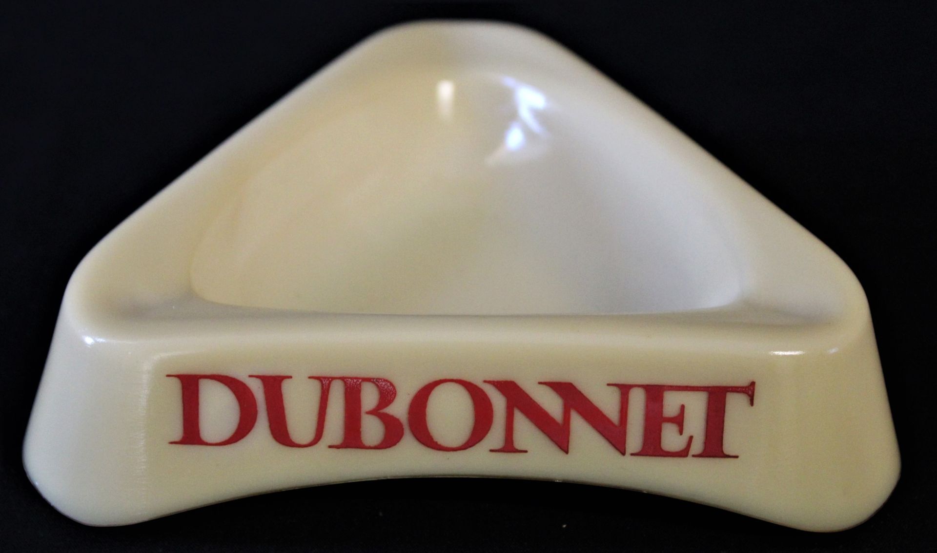 Null Cenicero triangular "DUBONNET", vidrio, muy buen estado, 12 cm