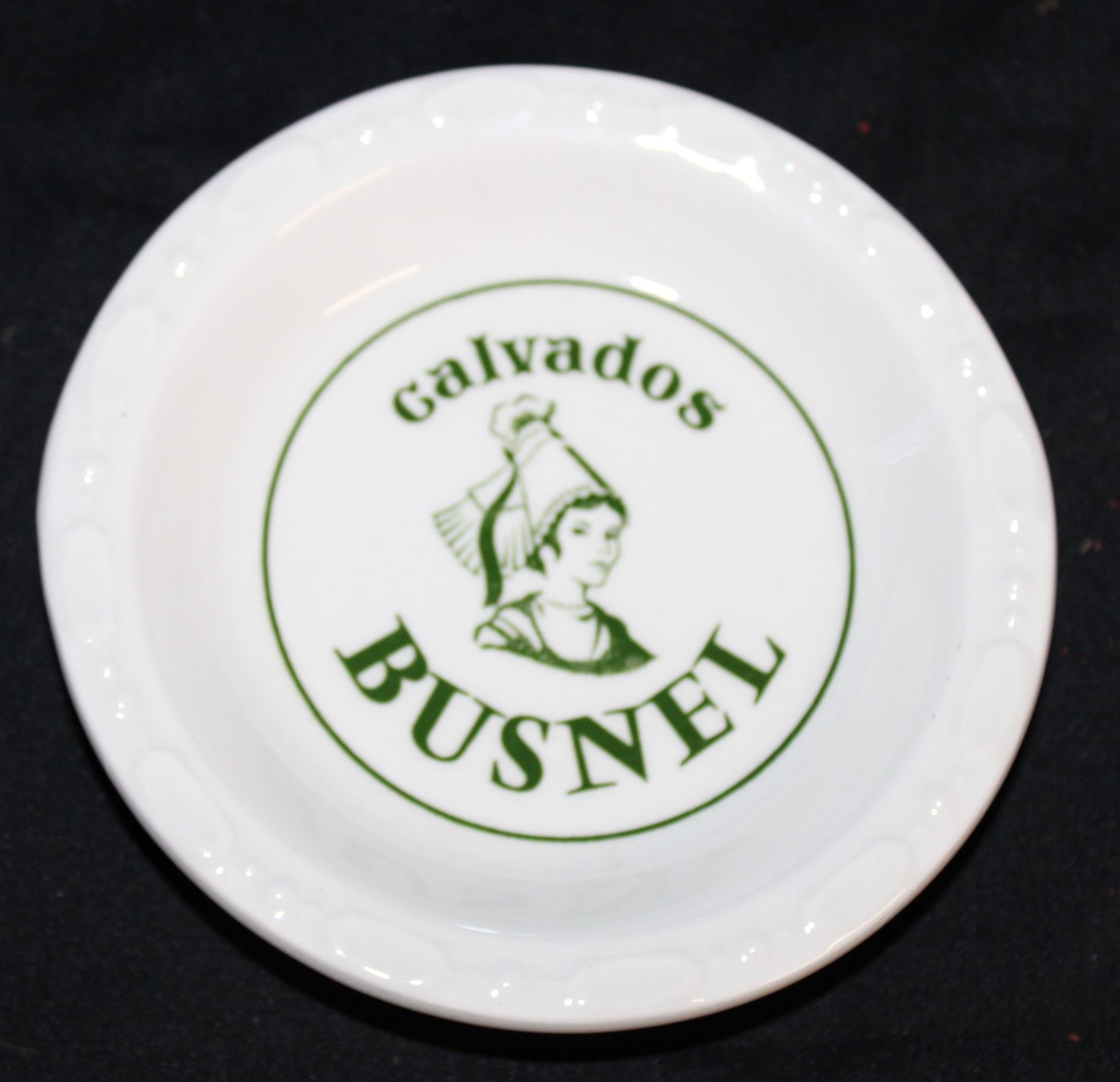 Null Kreisförmiges Taschenleergut, "CALVADOS BUSNEL", aus GIENer Steingut, rissi&hellip;