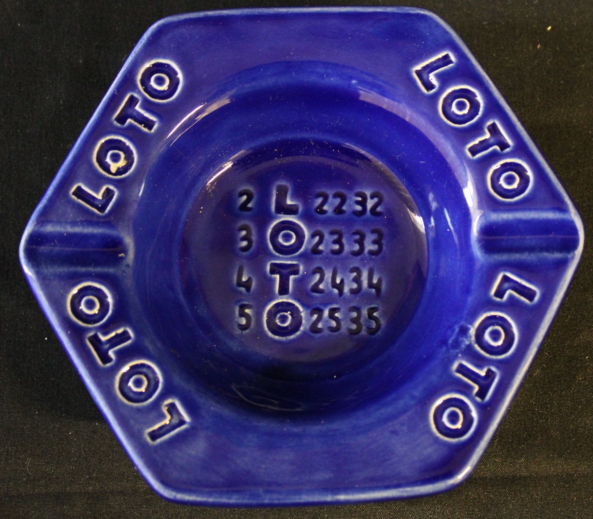Null 
一批两个烟灰缸：一个是六边形的 "LOTO"，皇家蓝，陶器，12x13，状况良好；另一个是圆形的 "LOTERIE NATIONALE"，棕色，圣克&hellip;