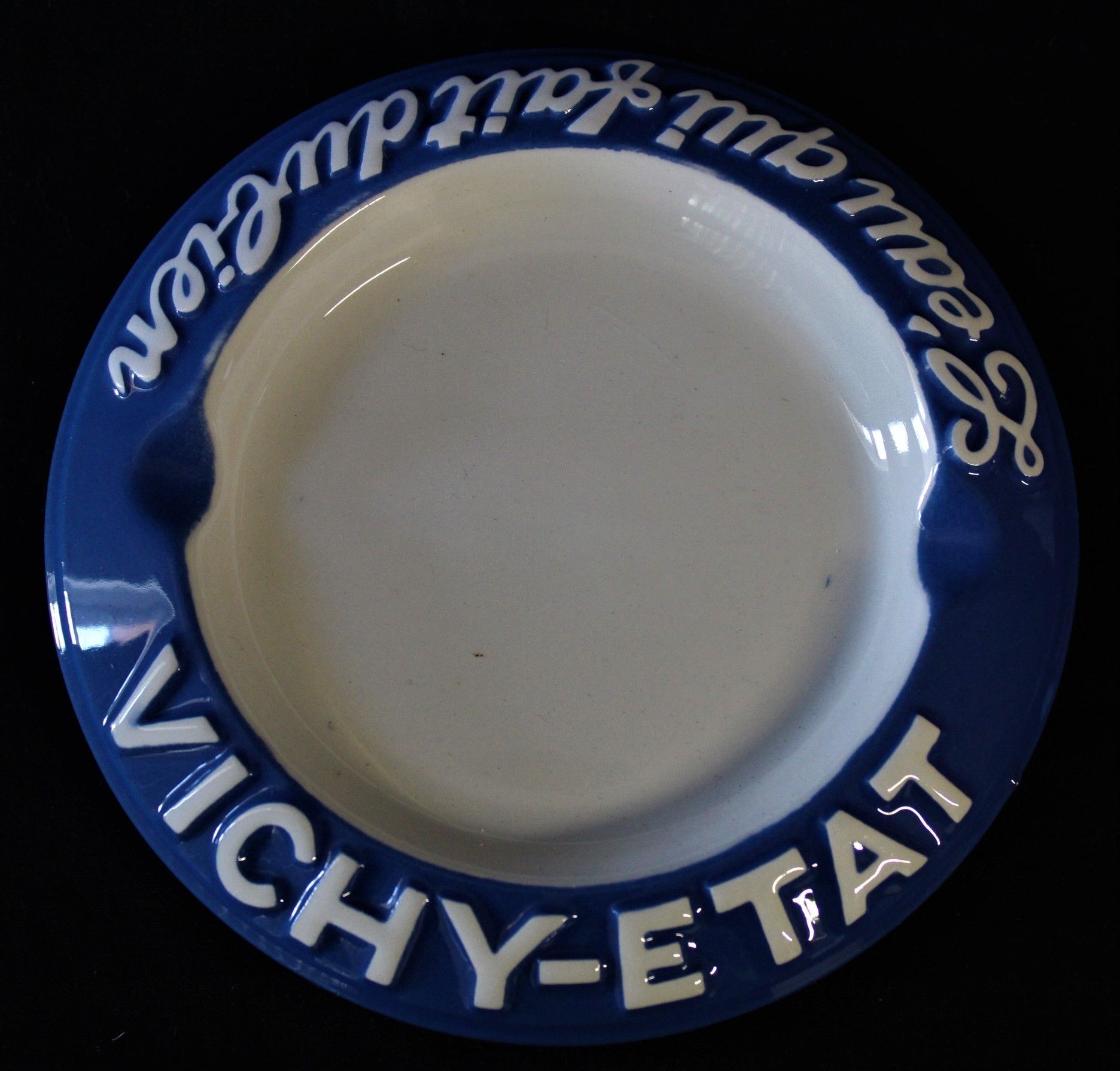 Null Ashtray of round form, "VICHY-ETAT L'EAU QUI FAIT DU BIEN", earthenware, bl&hellip;