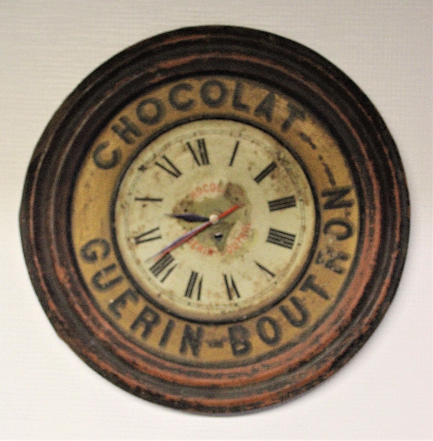 Null 
圆形时钟，金属，"CHOCOLAT GUERIN-BOUTRON"，47厘米，中间部分有缺口