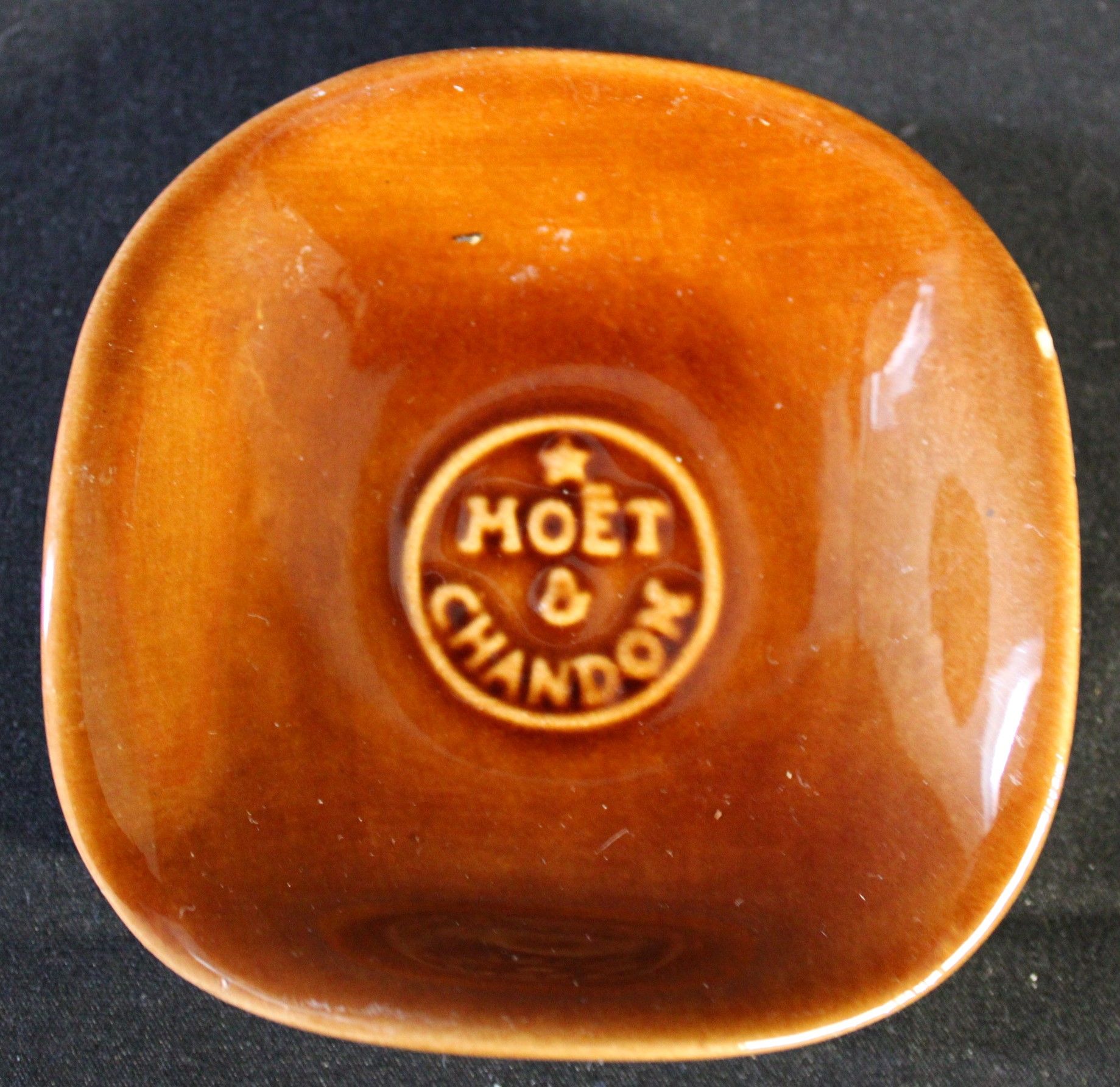 Null 小烟灰缸 "MOET ET CHANDON"，棕色，陶器，8x8，有小缺口