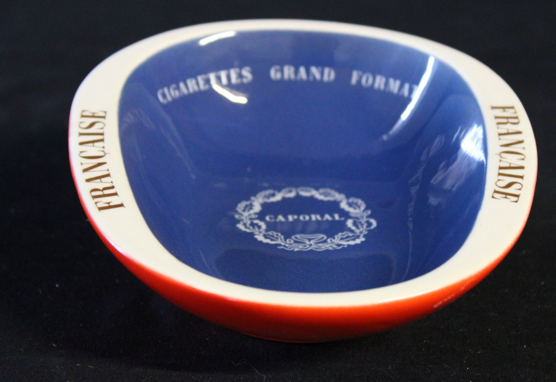 Null Ashtray "FRENCH CAPORAL" for LONGCHAMP, blue background, red shell, 13x12, &hellip;
