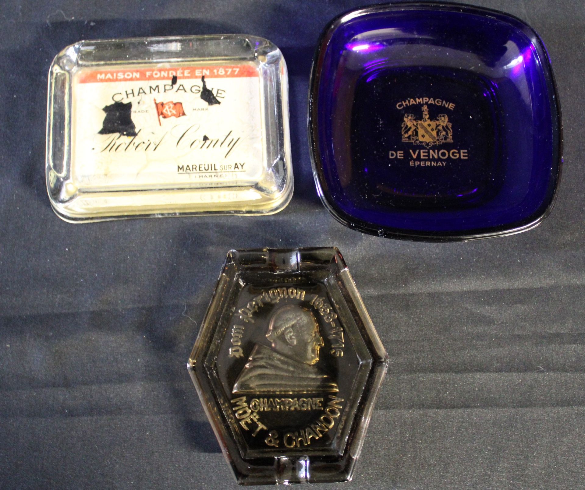 Null 两个玻璃烟灰缸和一个袖珍托盘："CHAMPAGNE ROBERT COMTY" 11x7,5的缺口贴纸，"CHAMPAGNE DE VENOGE" 皇&hellip;