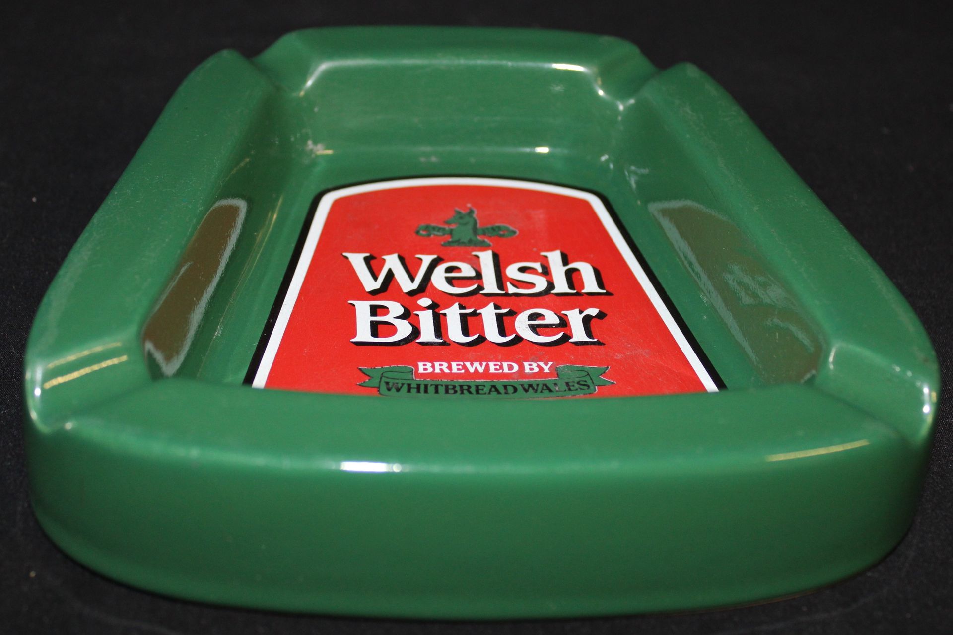 Null 梯形烟灰缸 "WELSH BITTER"，陶器，森林绿，红色，边缘有轻微摩擦痕迹，长18.5，厚3.5