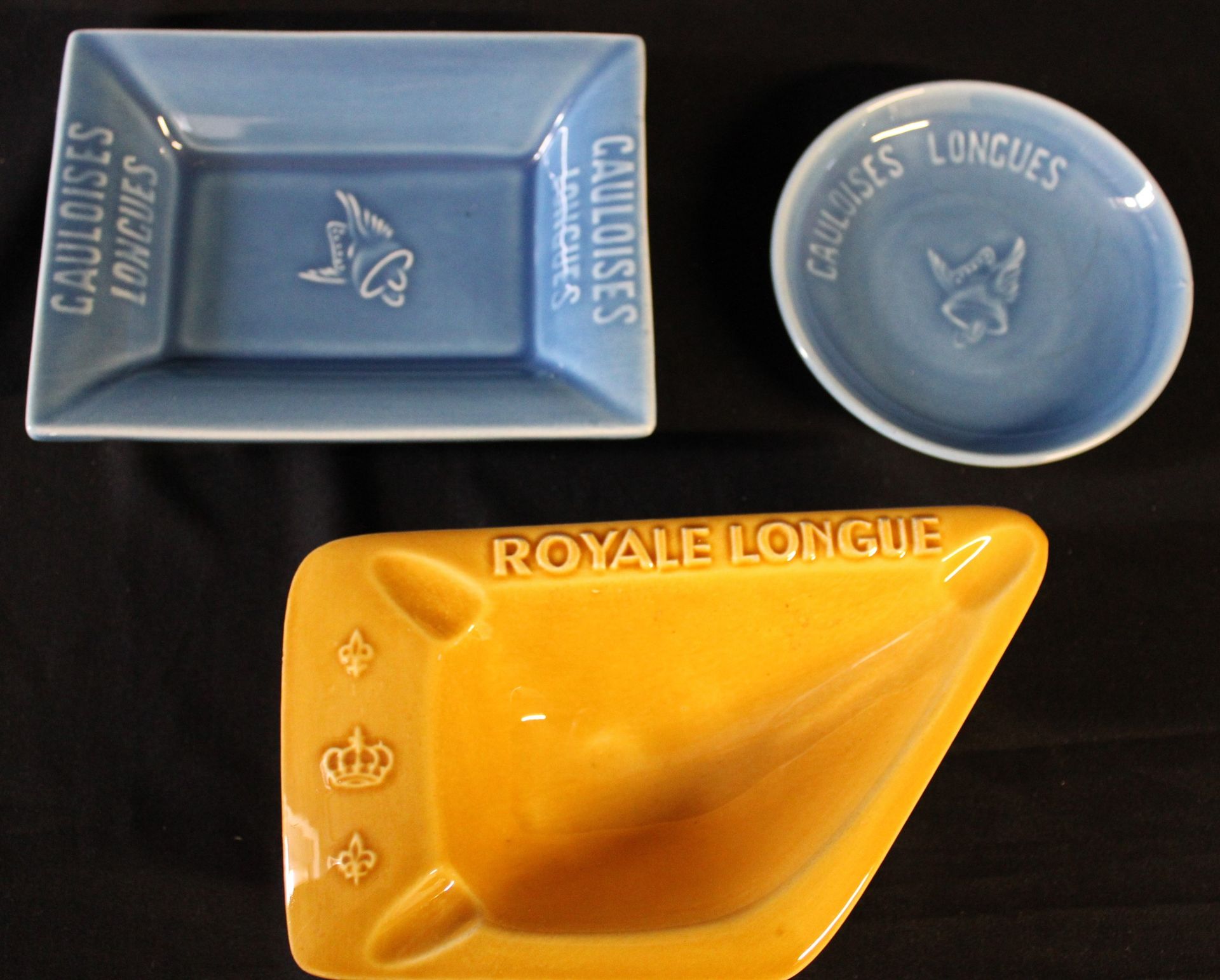 Null Three ashtrays, blue (2) "GAULOISES LONGUES" and yellow (1) "ROYALE LONGUE"&hellip;