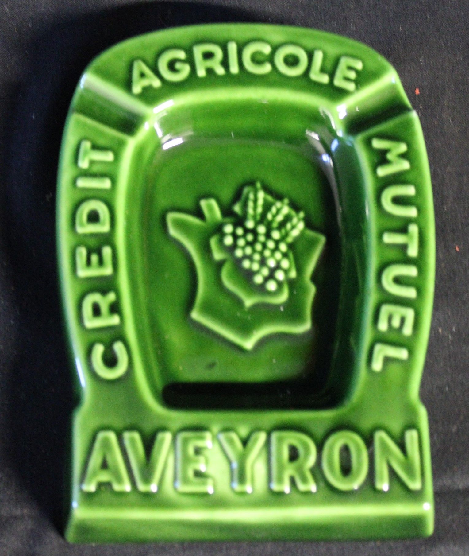 Null DESVRES的 "CREDIT AGRICOLE MUTUEL AVEYRON "陶器烟灰缸，绿色，状况非常好，10x14