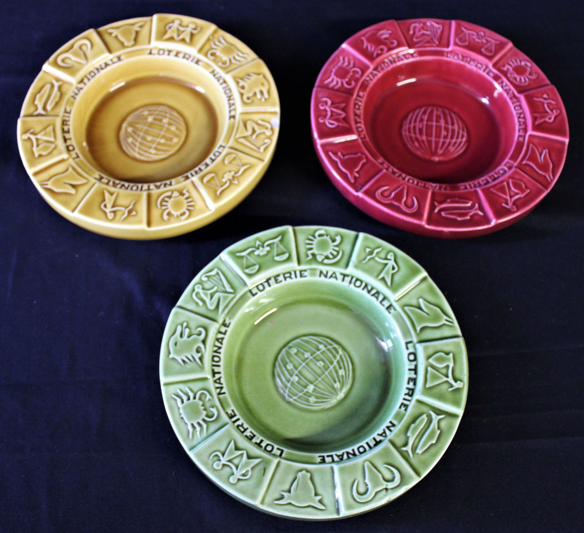 Null 三个烟灰缸 "LOTERIE NATIONALE"，Procéram陶器，星象主题，绿色，红色，黄色（一个缺口），17.5厘米