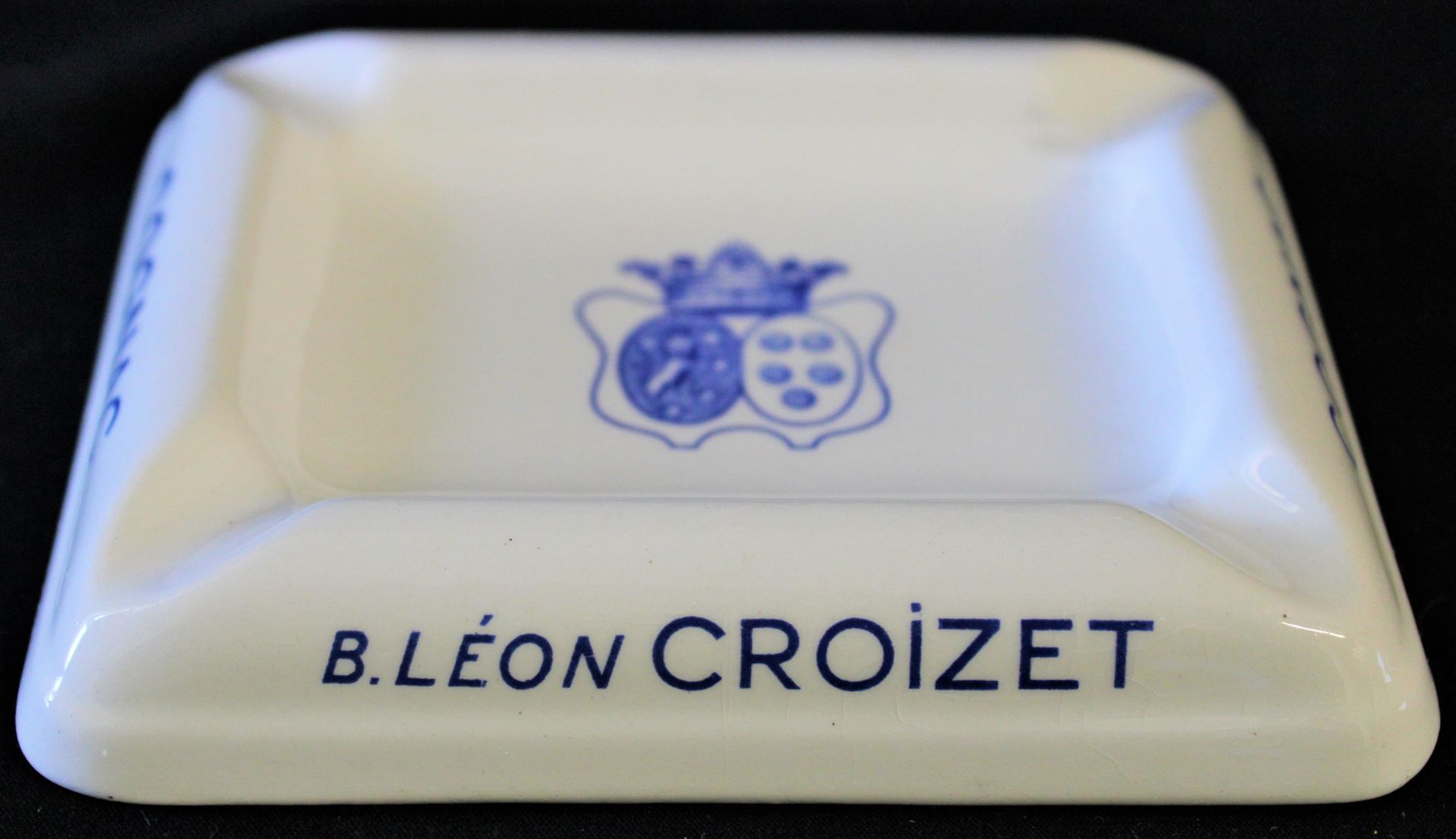 Null 长方形烟灰缸 "B.LEON CROIZET COGNAC"，Moret陶器，状况非常好，11.5x9