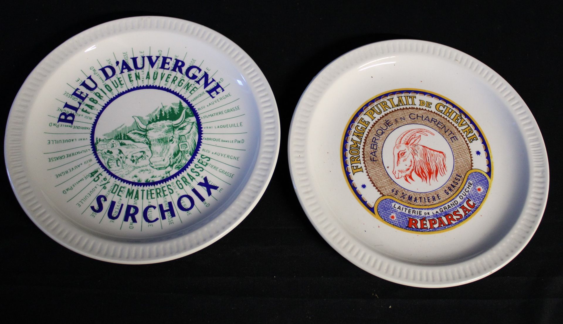 Null 两个装饰性陶瓷盘，"CHEESE PURLAIT de CHEVRE FABRIQUE EN CHARENTE "和 "BLEU D'AUVERGNE&hellip;