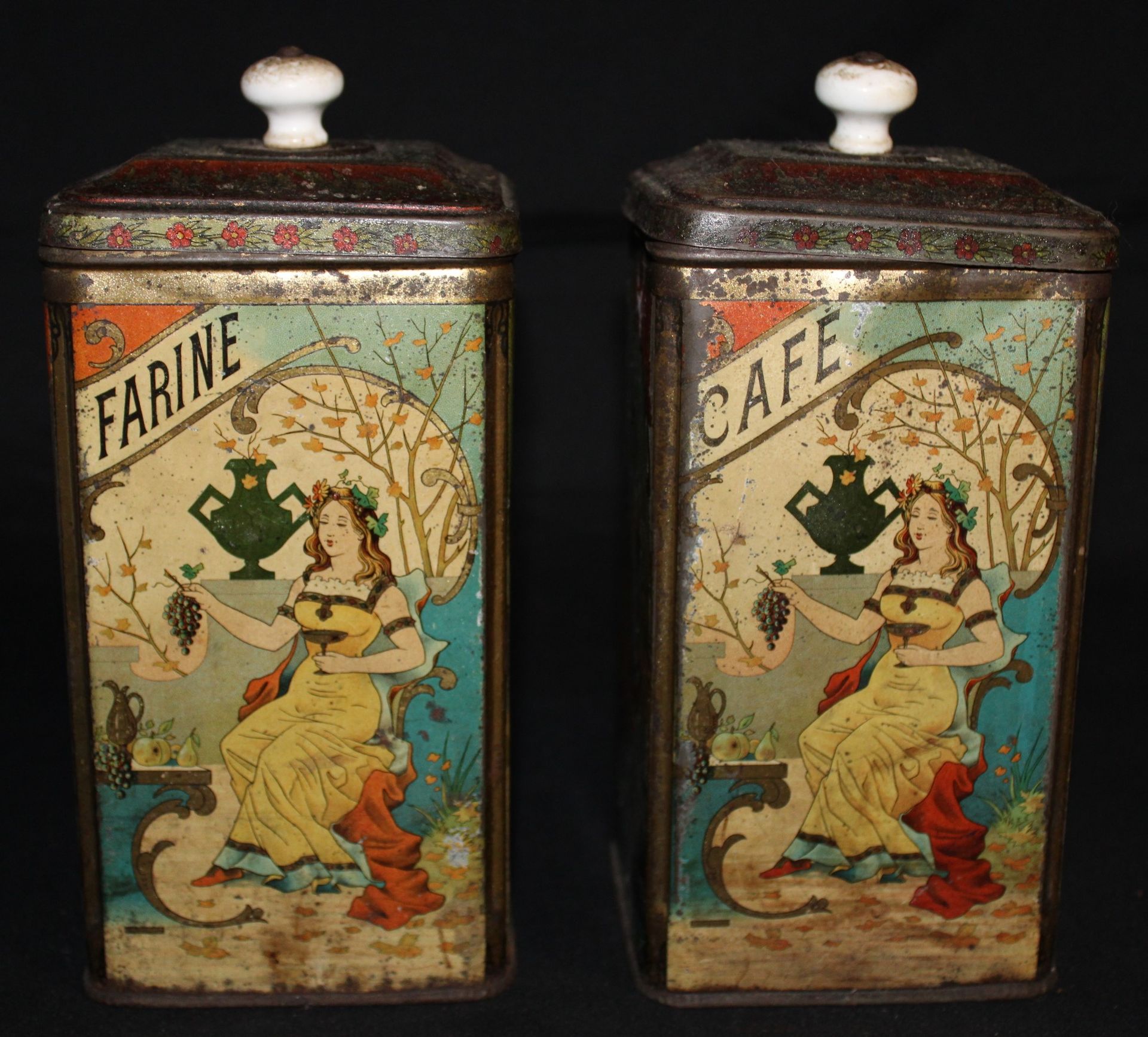 Null Due scatole di ferro: "CAFE" "FARINE", bottoni di porcellana, coperchi di c&hellip;