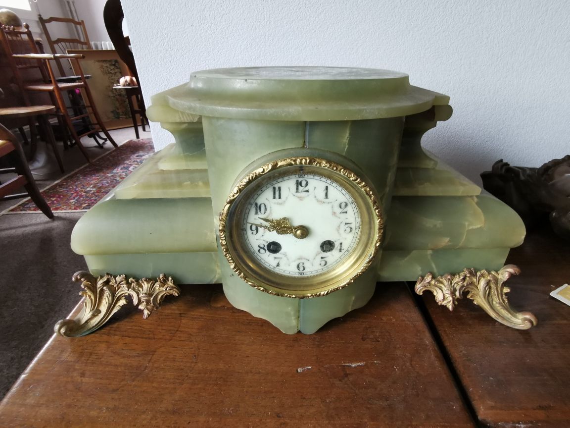 Null 
Reloj de chimenea del siglo XIX, mármol verde y dorado