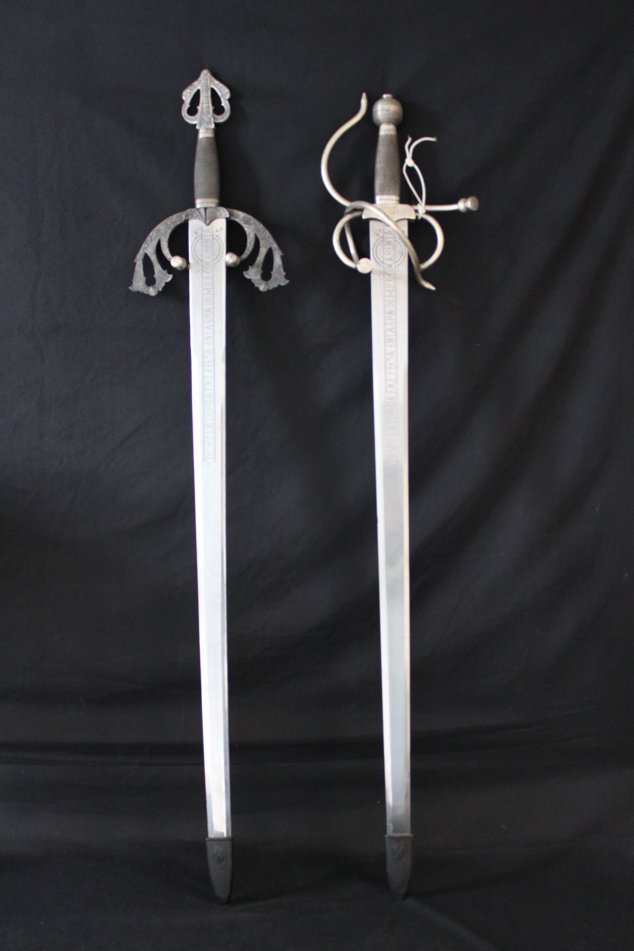 Null 
Par de espadas, metal, con grabados, 97 cm