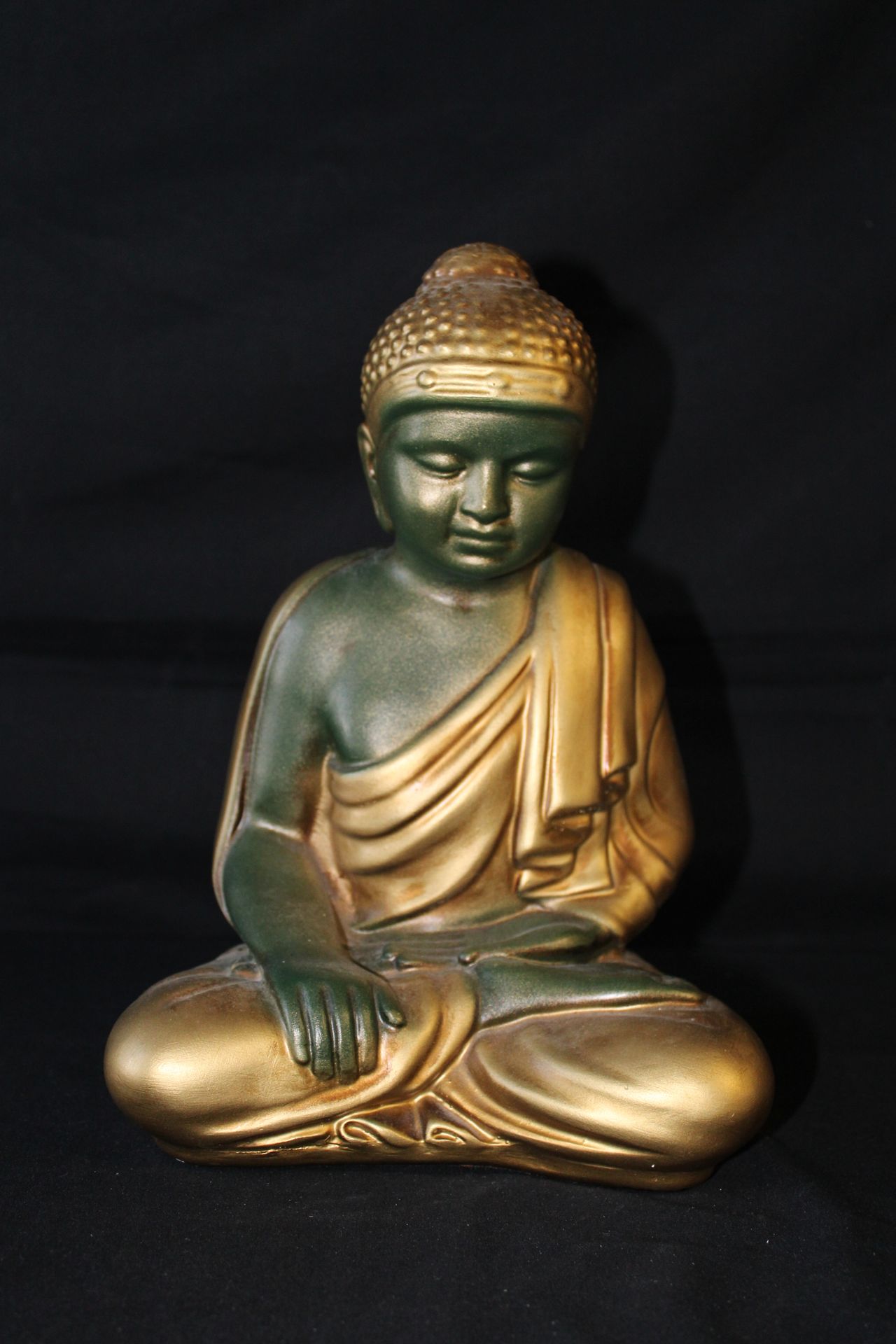 Null Buddha aus Gips, goldfarben bemalt 20 x 28cm