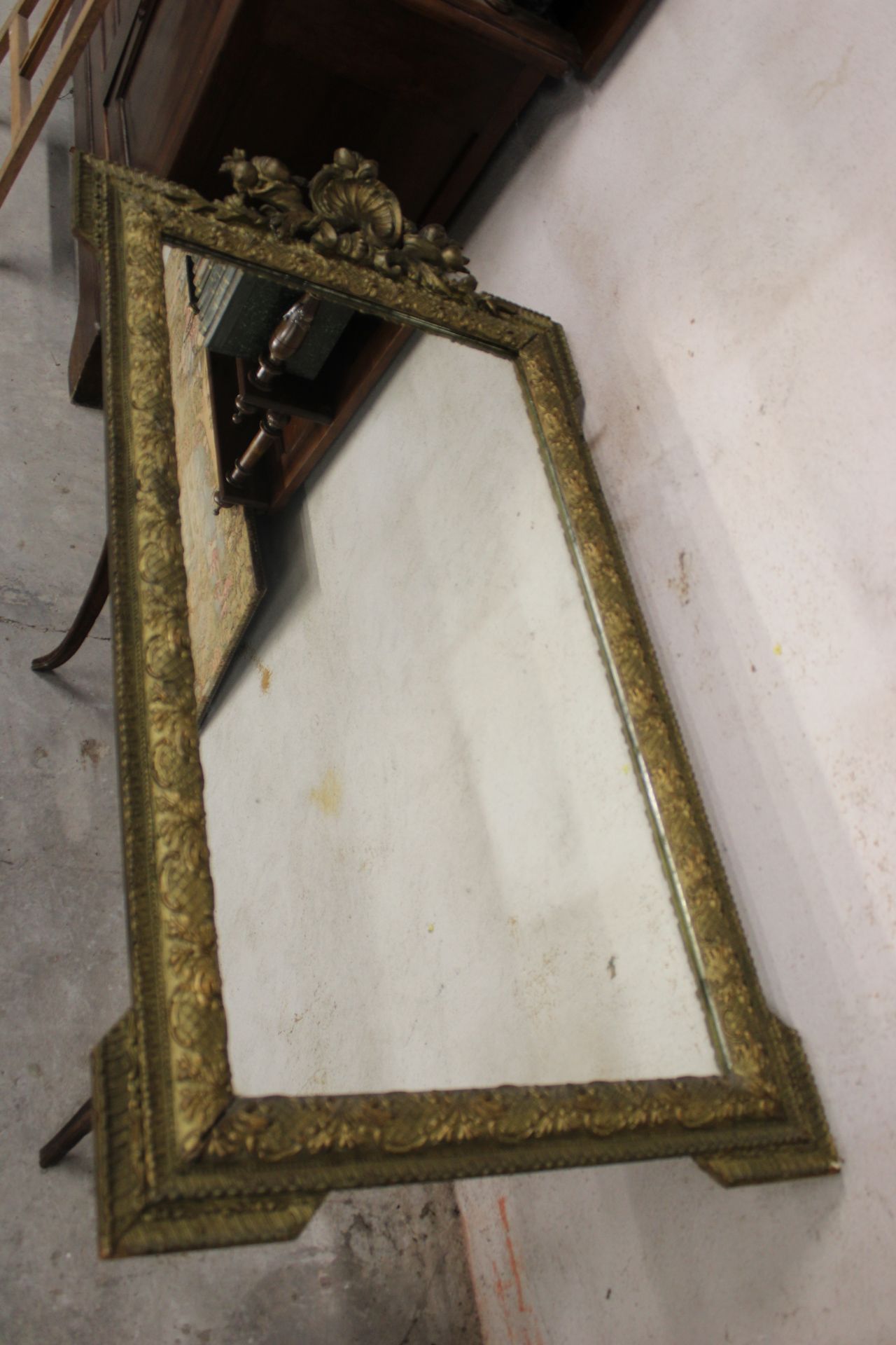 Null 
Rechteckiger Spiegel, Giebel aus Stuck und vergoldetem Holz, mit Muschelde&hellip;