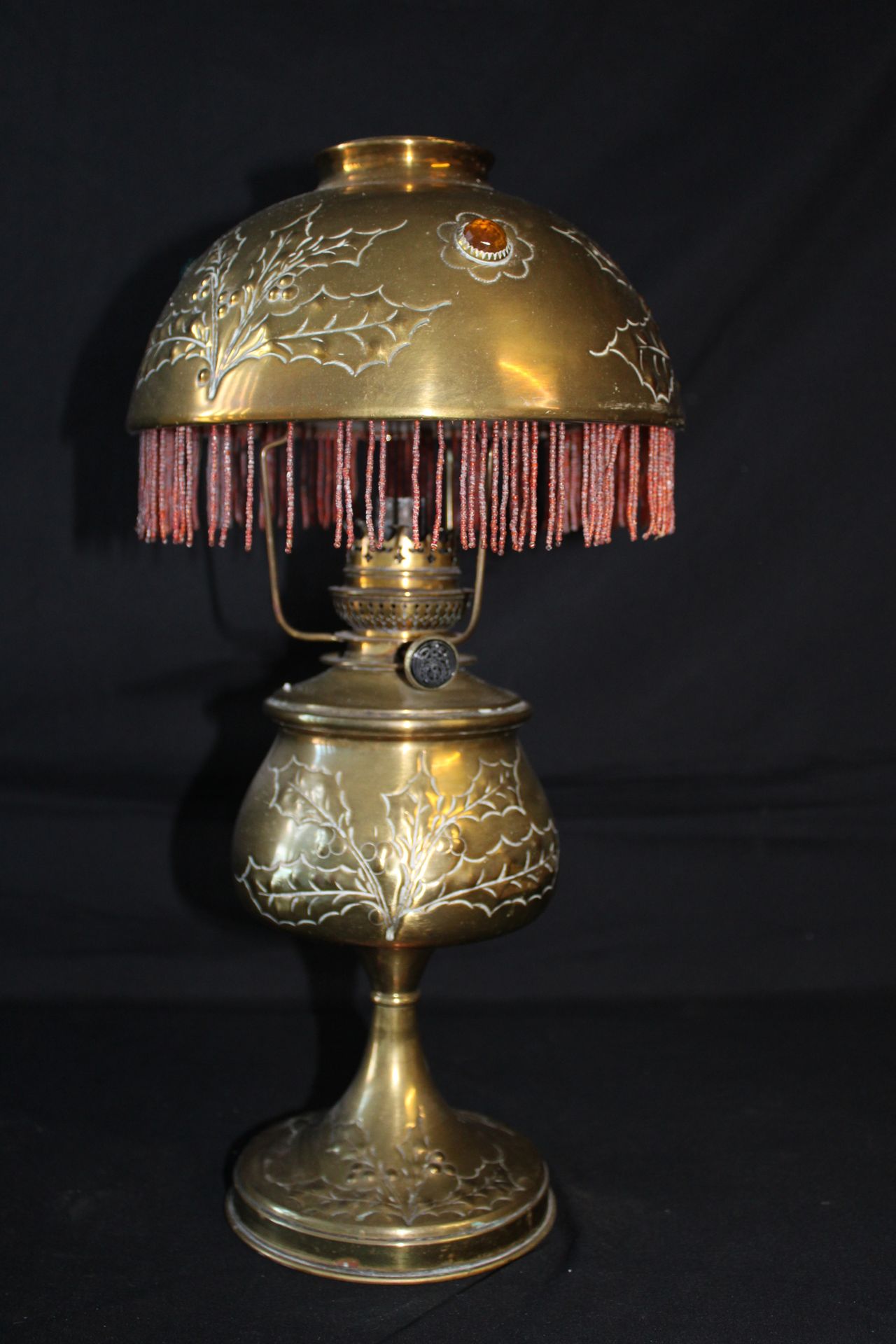 Null 
Petroleumlampe aus vergoldetem Metall mit Fransen aus rotem Perlmutt, eini&hellip;