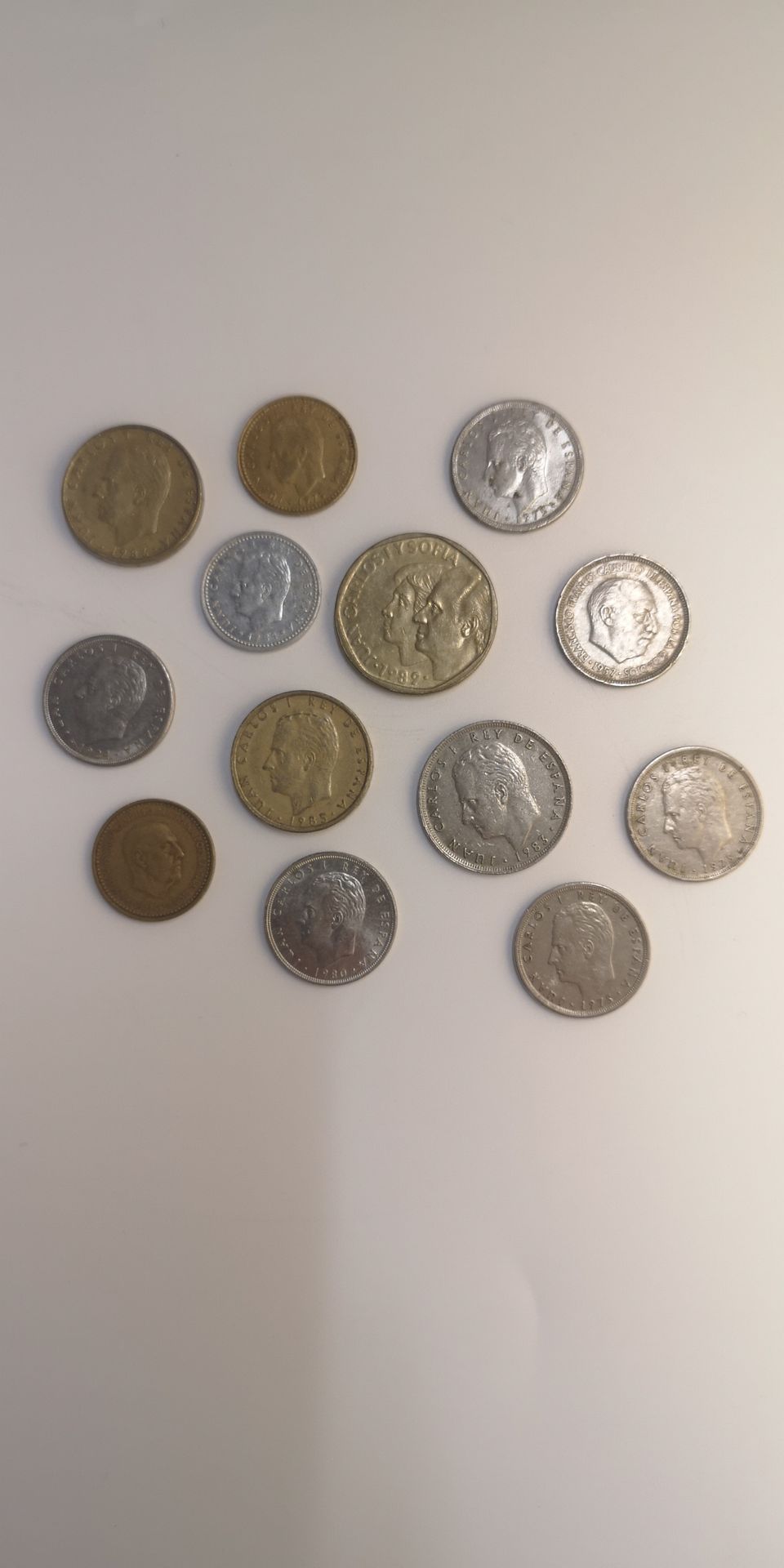 Null Lot von 13 alten Münzen der Republik Spanien aus den Jahren 1964 bis 1995