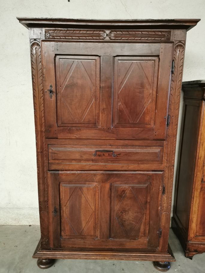 Null 
古董柜，两扇门，一个抽屉，正面和侧面有雕花板，叶子装饰，锻铁锁和铰链，绞架脚 184x50x104