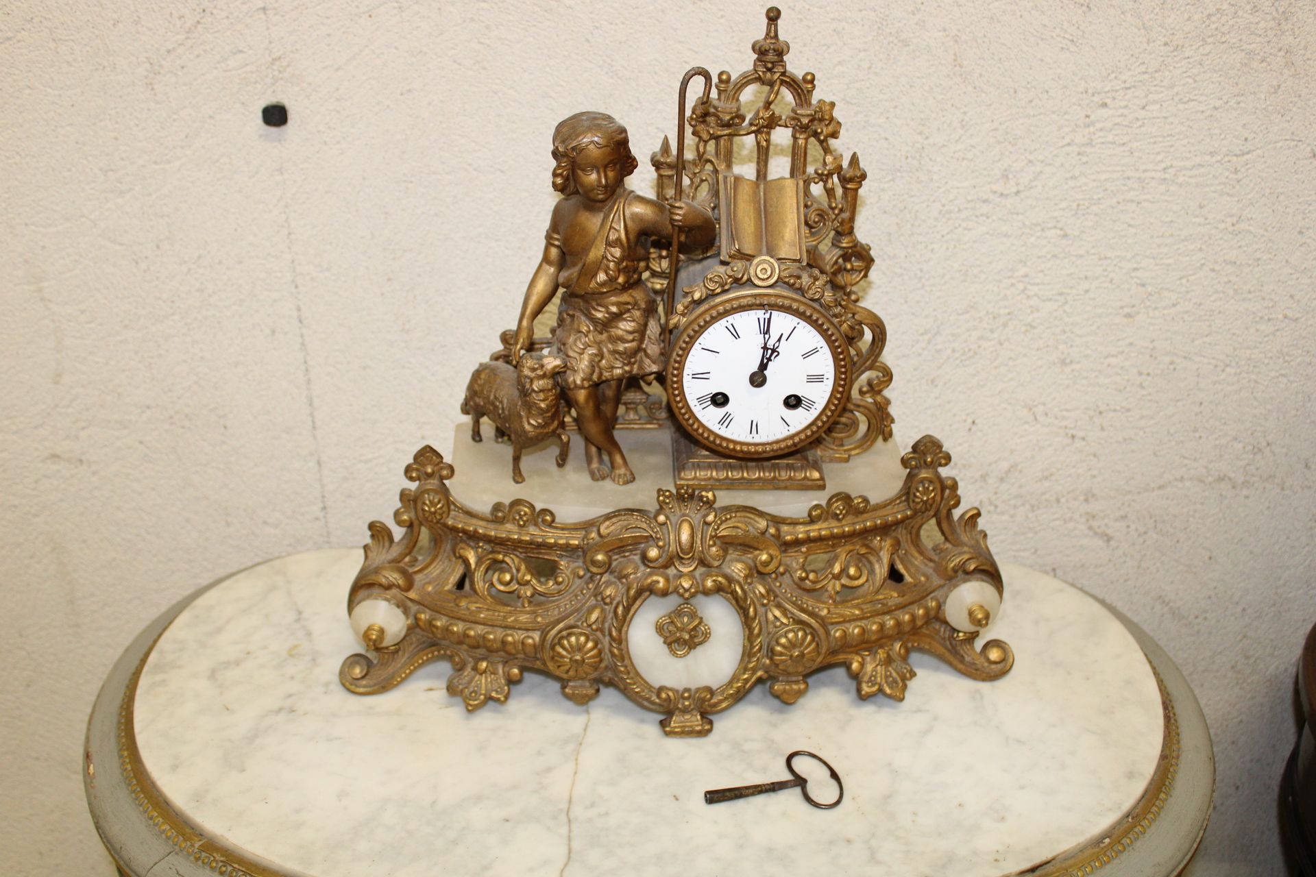 Null Horloge de cheminée « le berger » en régule et marbre, une clef 38x38x13