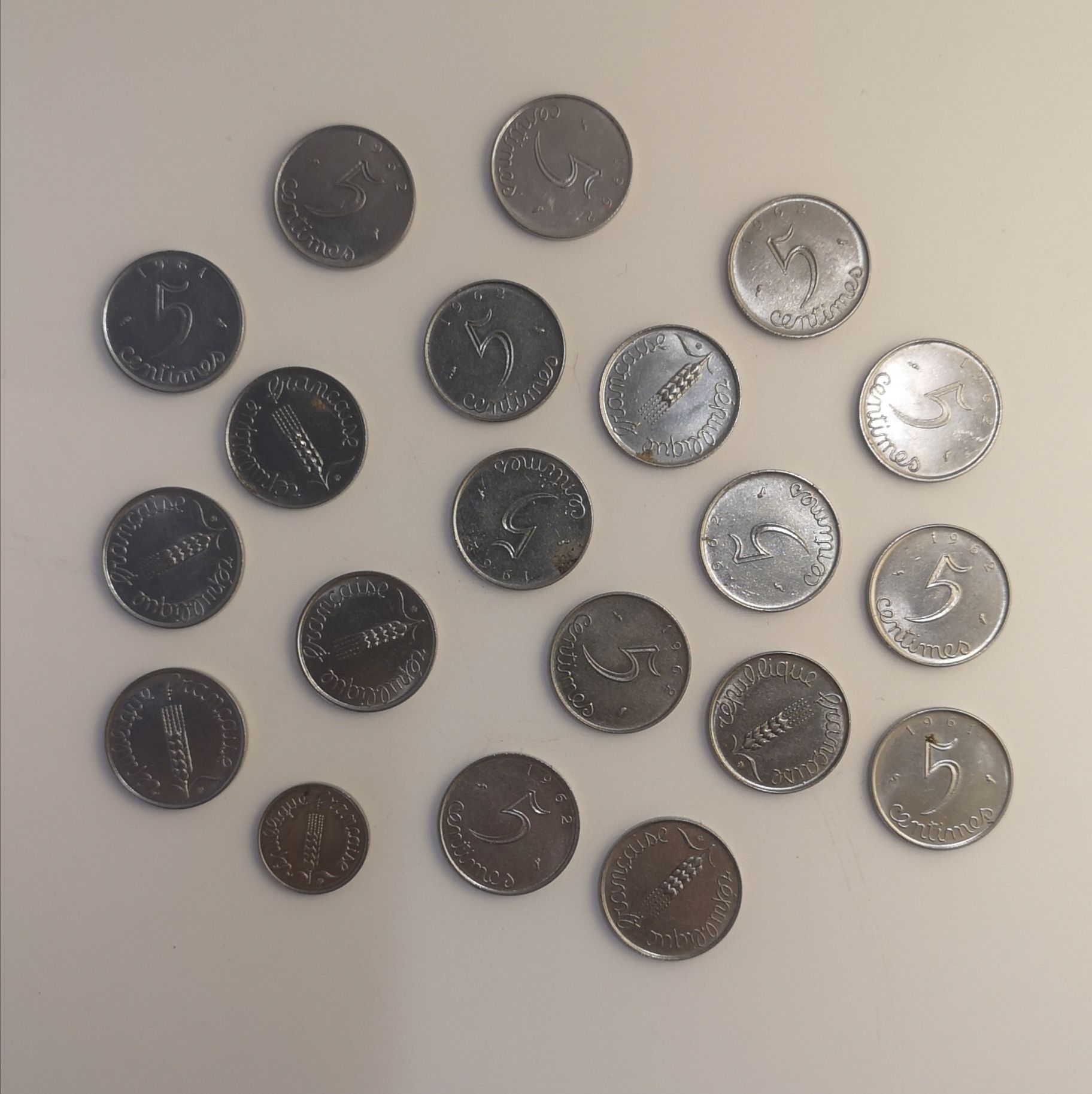 Null 二十法郎拍品：19个1961年至1965年的5分EPI硬币和一个1969年的1分EPI硬币