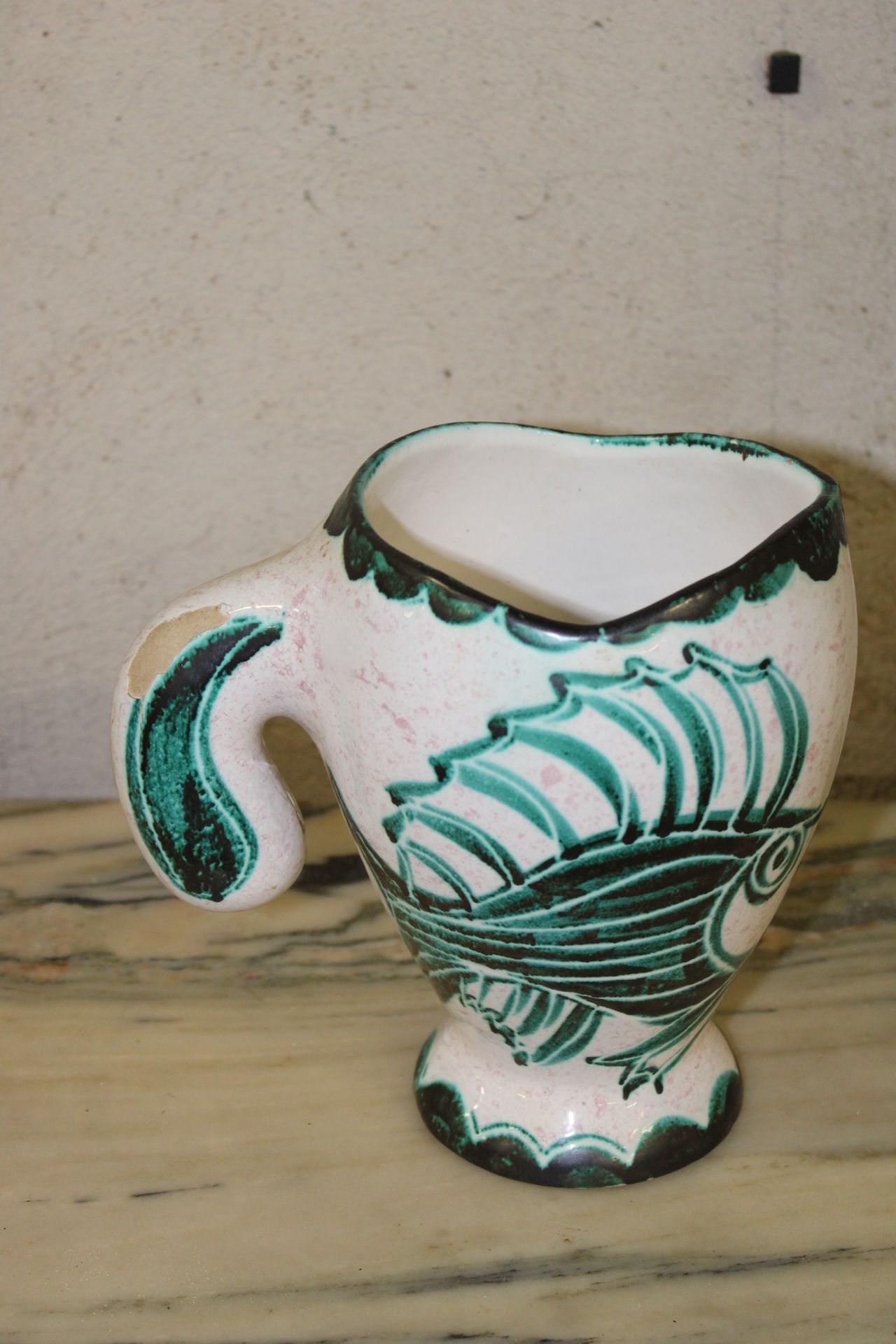 Charles VOLTZ 
VALLAURIS陶罐，Charles VOLTZ，装饰艺术风格的 "Poisson "绿色调 21x23的手柄和壶嘴上的缺口