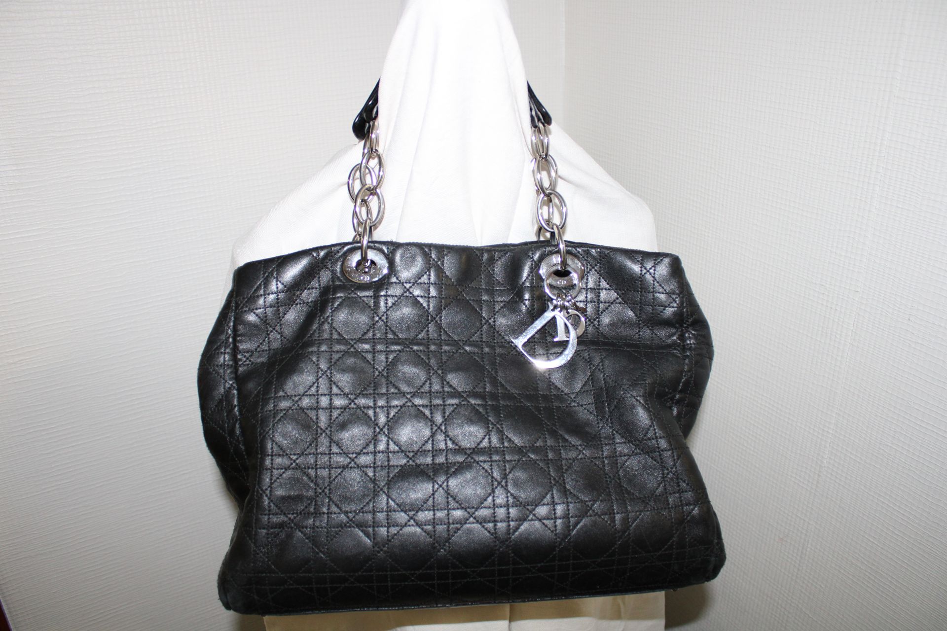 CHRISTIAN DIOR 
Christian Dior 手提包，柔软款，黑色绗缝皮革，按扣开合，30x28厘米