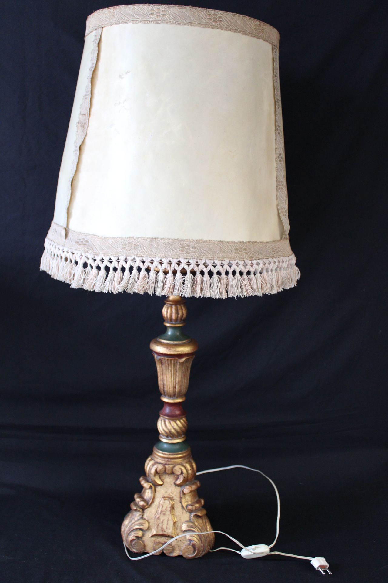 Null 
Lampe, Holzfüße mit Goldeffekt bemalt, Trapezform, Fuß: 55,5x18