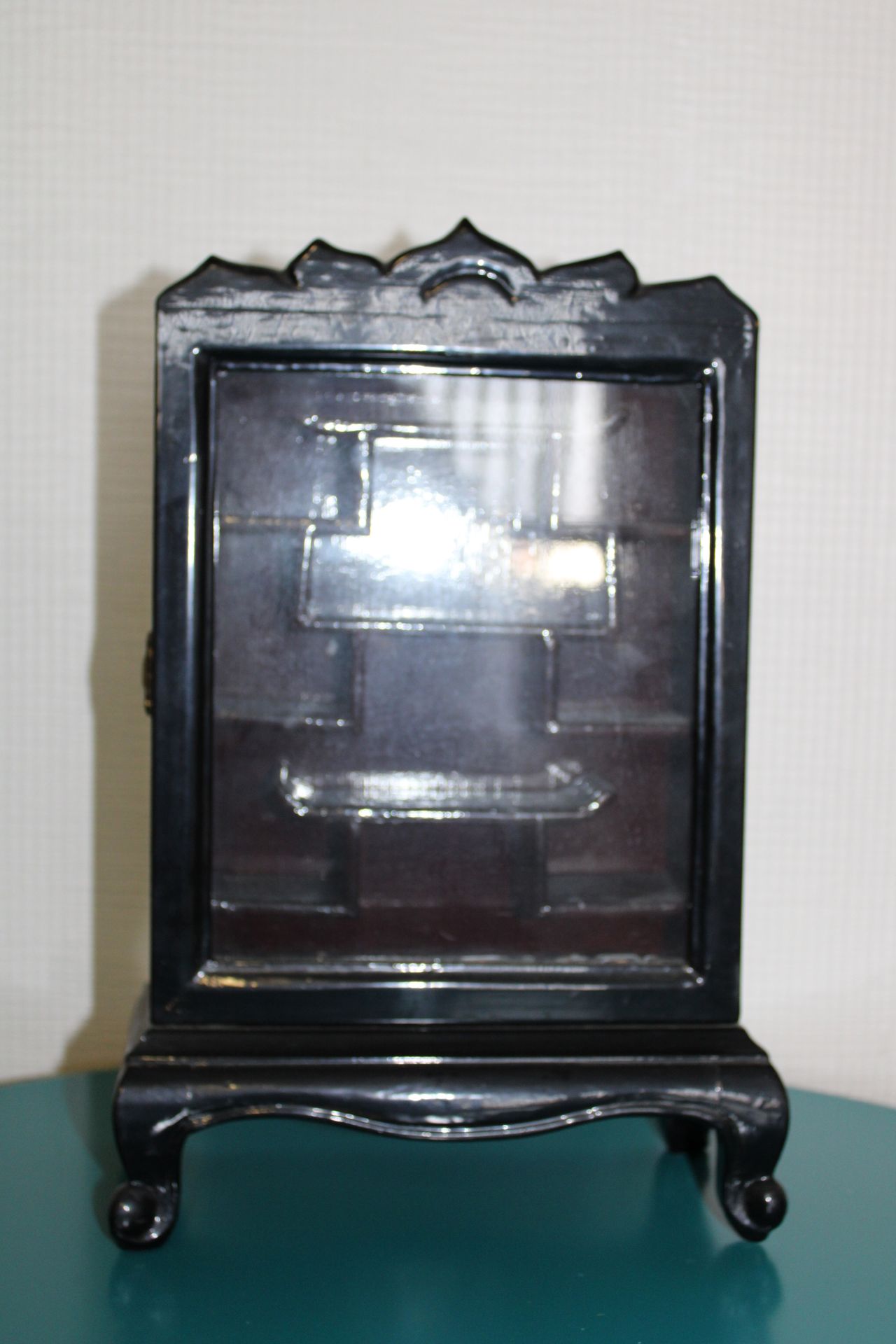 Null 
Vitrina de madera pintada, barnizada en negro, 21x31cm