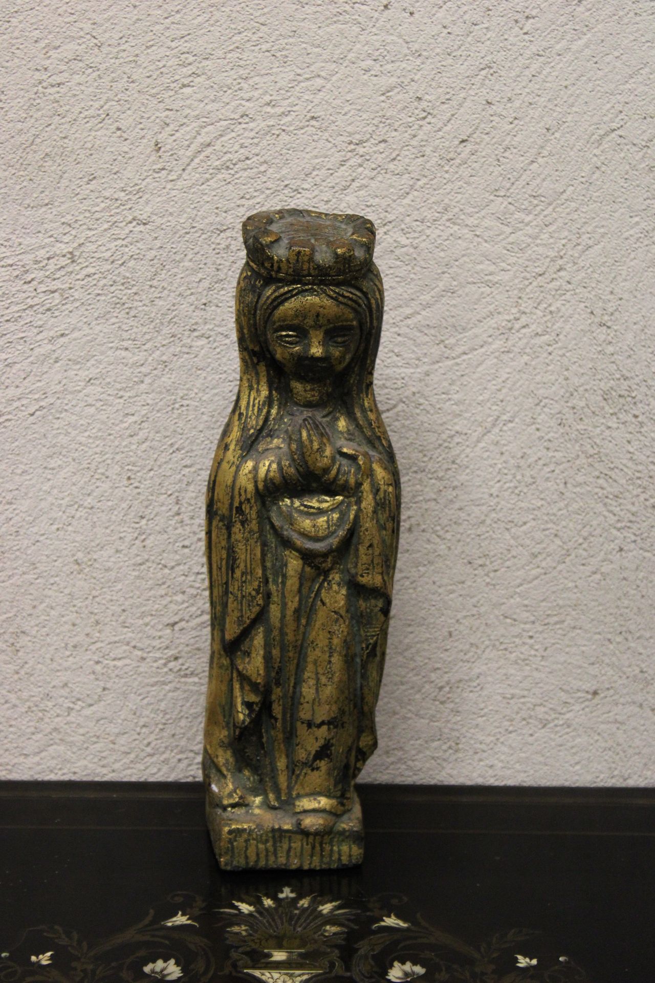 Null 
Virgen en madera, efectos dorados, J.CARRERO€, 32x10