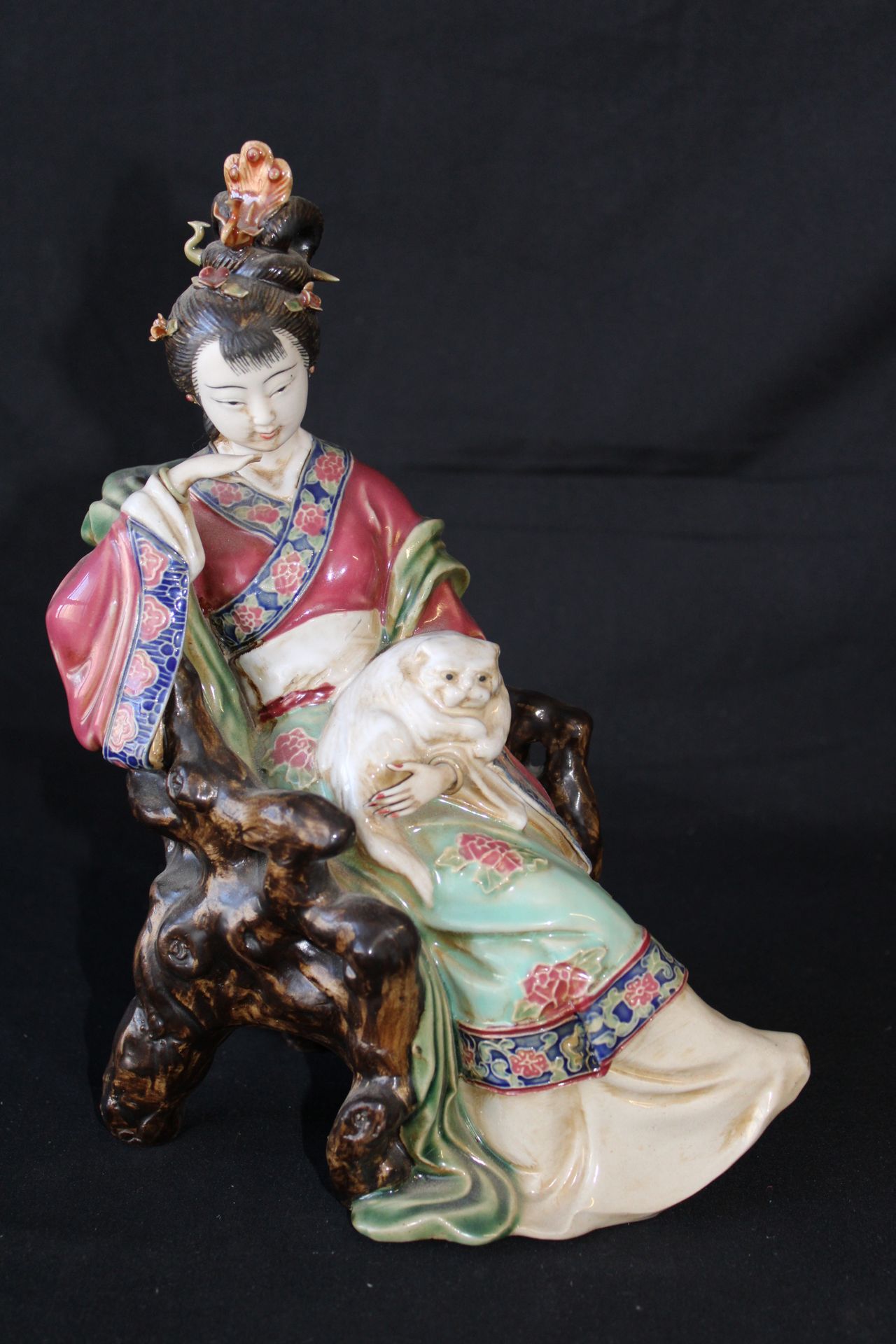 Null 陶瓷，釉面 "亚洲女人和她的猫"，手指被切开，下面有一个铁皮。