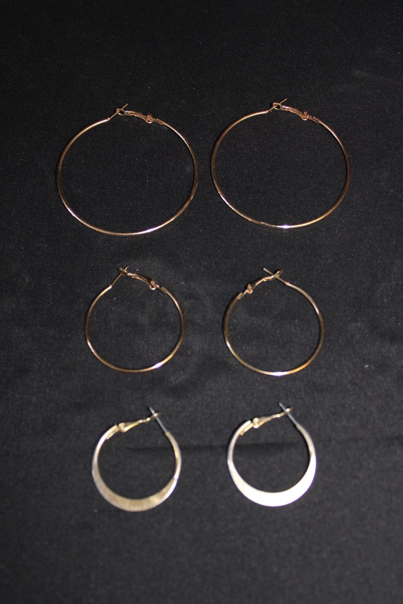 Null Lot of 3 pairs of gold metal creoles