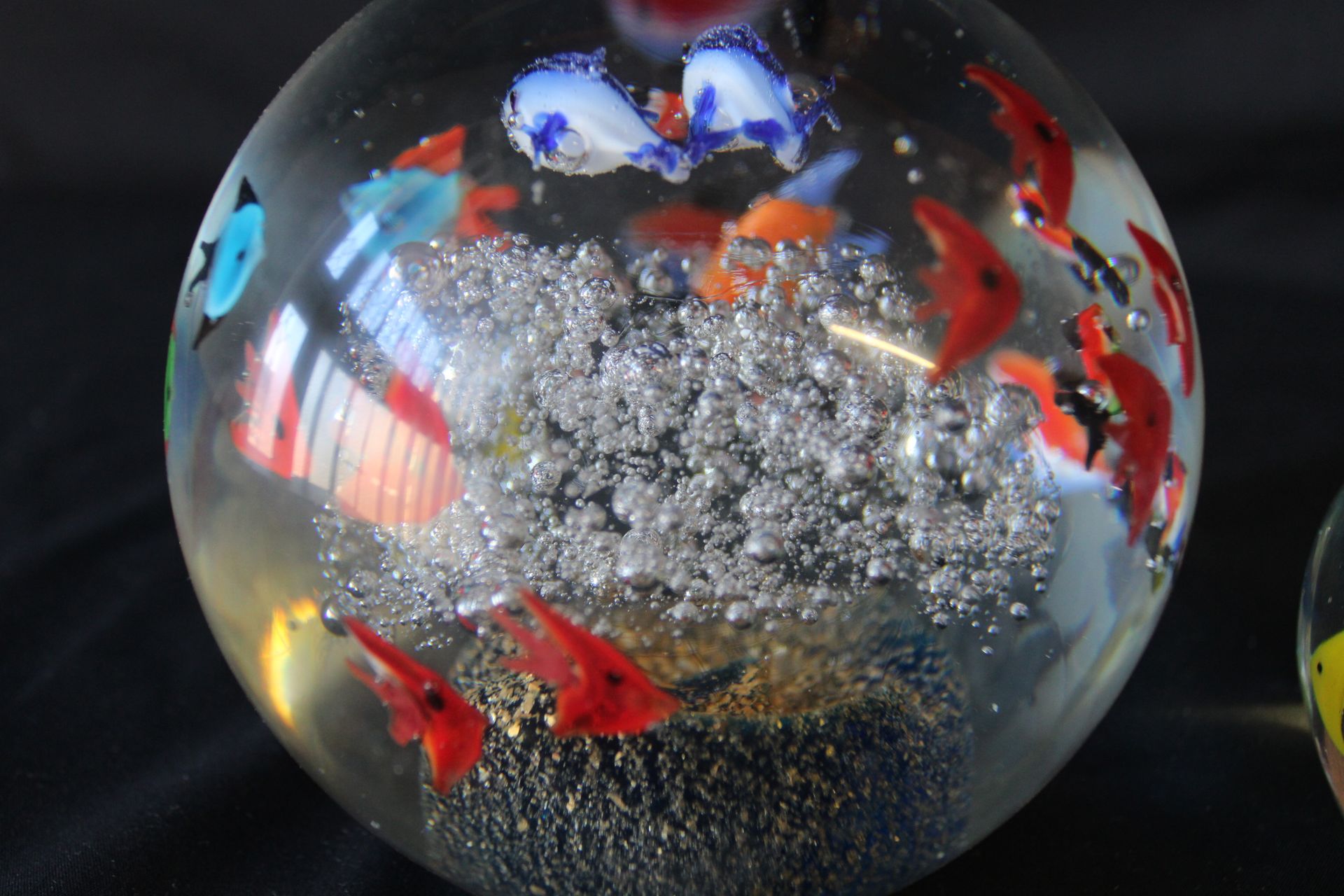 Null 
Sulfure à décor de poissons de couleurs rouge et bleu
