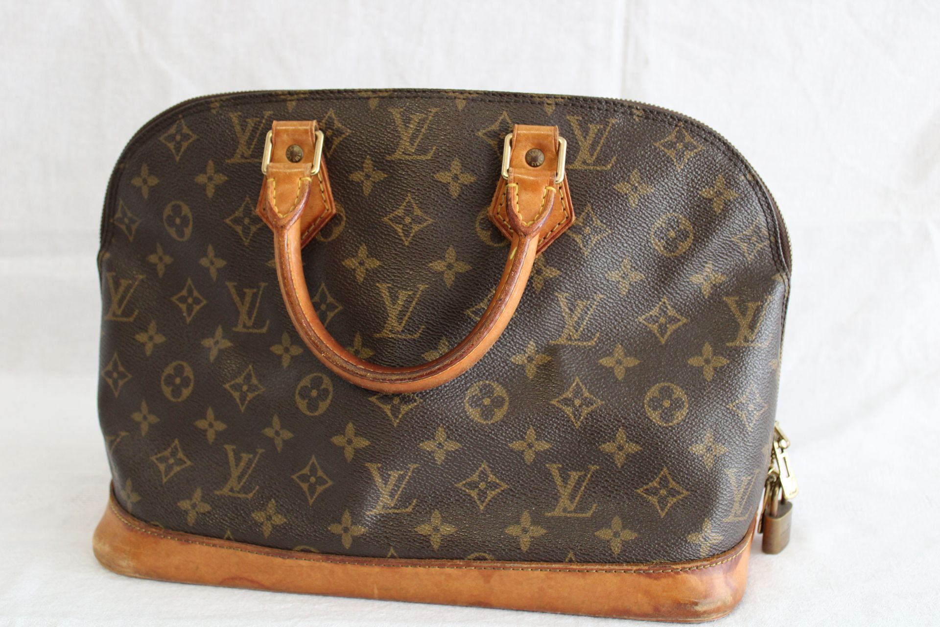 LOUIS VUITTON Handbag, brown leather, monogrammed, ALMA model,LOUIS VUITTON padl&hellip;